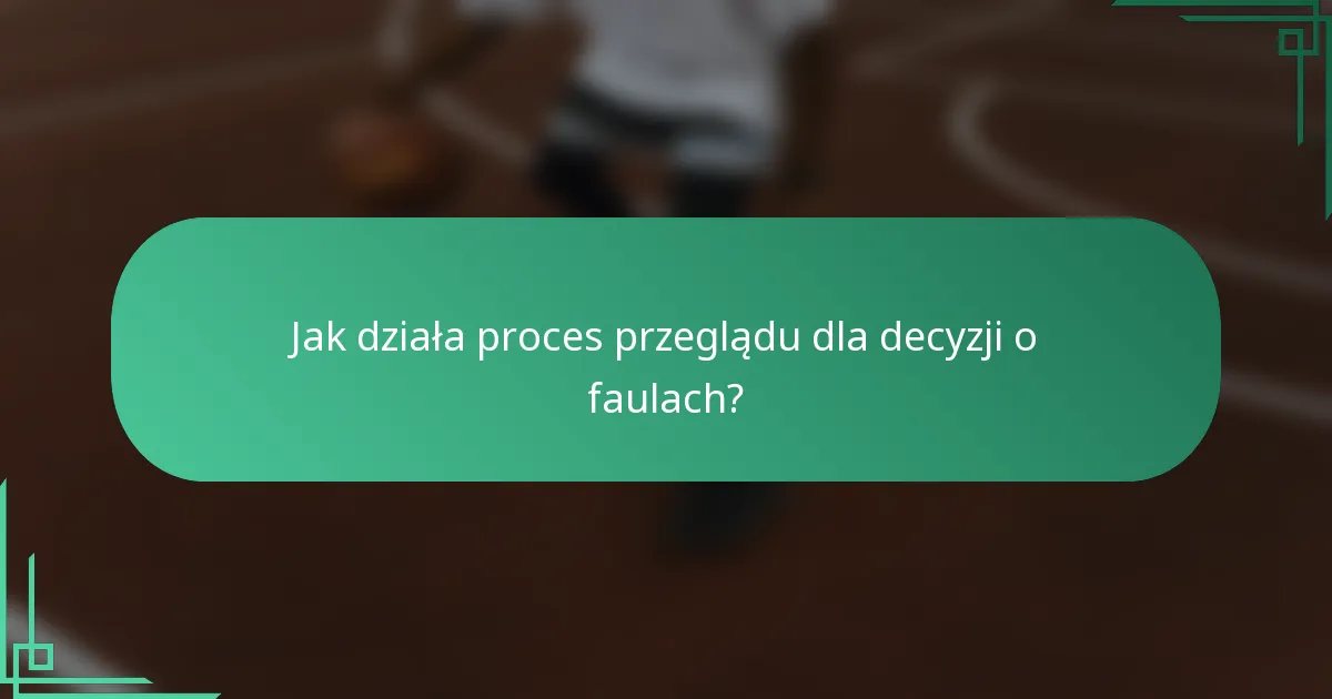 Jak działa proces przeglądu dla decyzji o faulach?